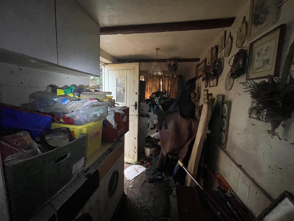 Lot: 51 - DILAPIDATED HOUSE ON GOOD SIZE PLOT - Utility room